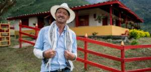 Imagen: persona en finca